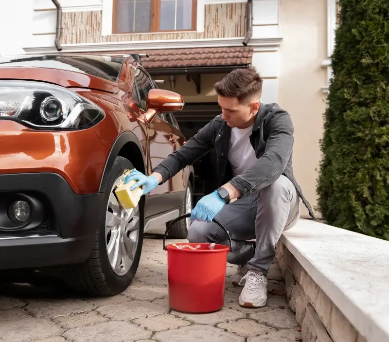 Lavage auto à domicile Saint-Gervais-sur-Roubion : professionnel intervenant sur un véhicule